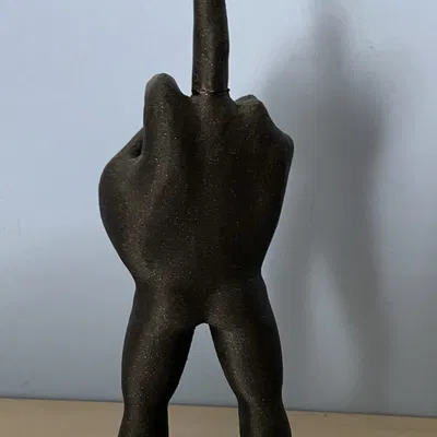 Tượng Người Thợ Tay Giơ Ngón Giữa Độc Lạ