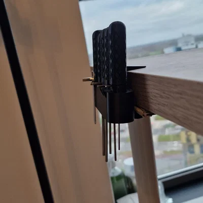 Kẹp Lục Giác Vào Bàn Làm Việc