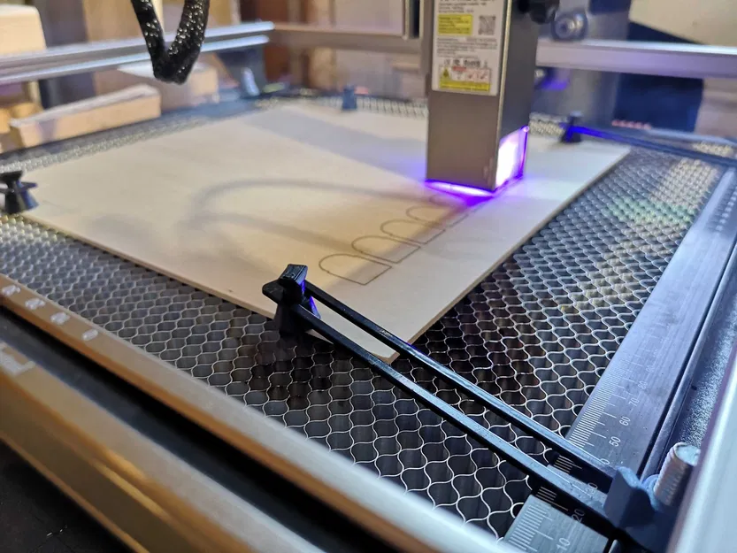 Cái dẫn hướng bu lông, vòng đệm, đai ốc cánh và miếng đệm áp lực cho thớt tổ ong cắt khắc laser Ortur - Image 1