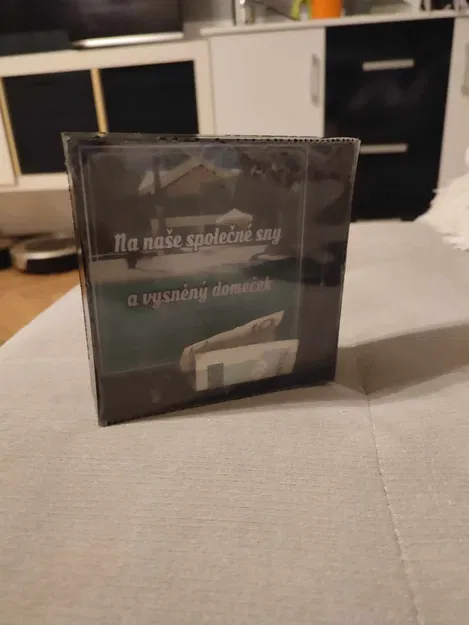 Hòm Tiết Kiệm Có Kính Nhìn Xuyên và Lời Nhắn Mặt Sau - Image 1