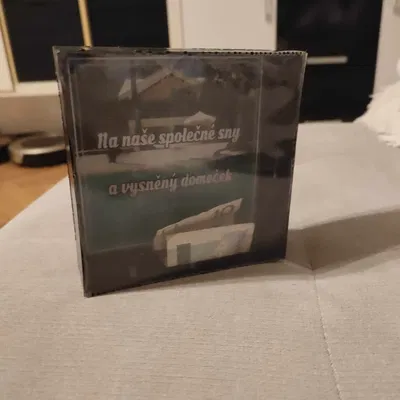 Hòm Tiết Kiệm Có Kính Nhìn Xuyên và Lời Nhắn Mặt Sau