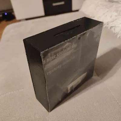 Hòm Tiết Kiệm Có Kính Nhìn Xuyên và Lời Nhắn Mặt Sau