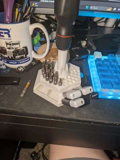 Tua Vít "Deskbuddy" LTT - Image 1