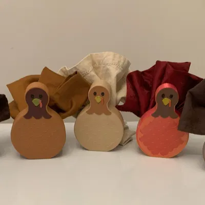 Chân Giữ Khăn Ăn Hình Gà Tây