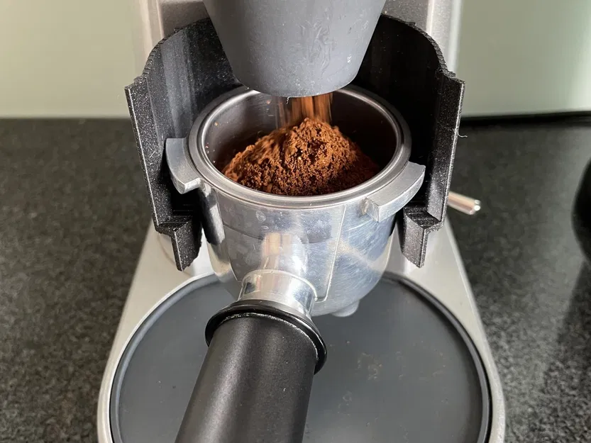 Graef CM800 Advanced portafilter holder with splash guard - Image 1