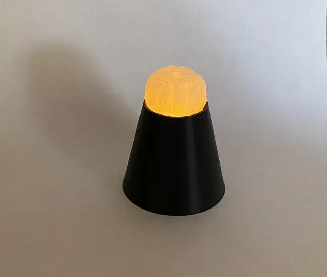 Bộ Não Phát Sáng Trên Bệ - Image 1