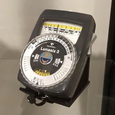 Chân đế trưng bày Gossen Lunasix 3