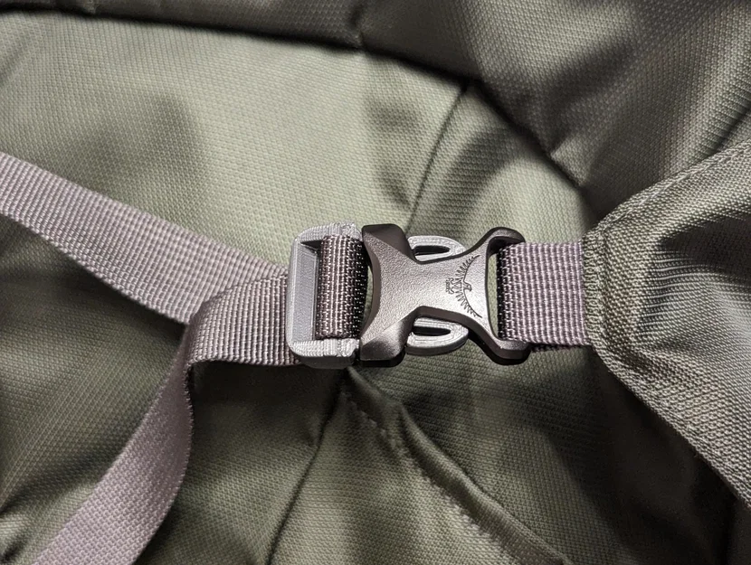 Male buckle/clip for new Osprey Farpoint 40 - Image 1