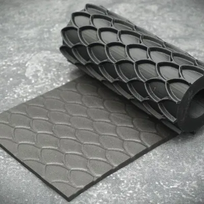 Textured Roll With Big Scale Pattern