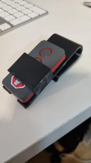 Kẹp Kính Chắn Gió Cho Remote Cửa Cuốn 10.8*33 - Image 1