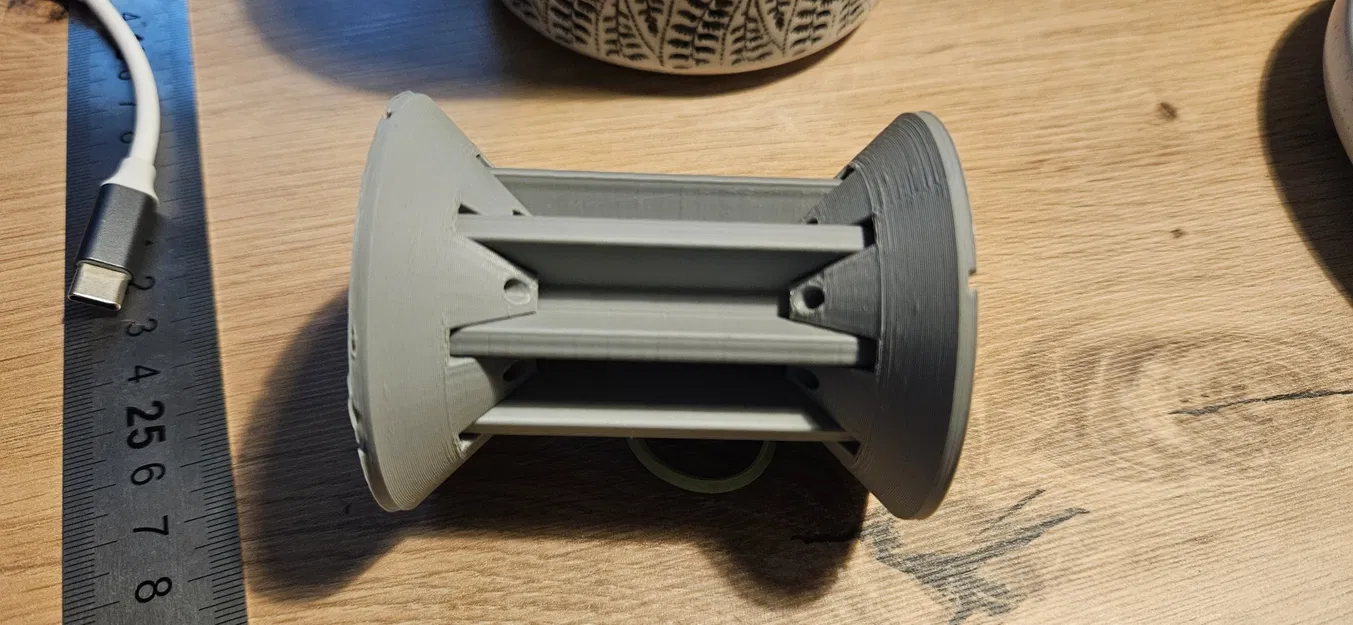 Self centering filament spool core - Image 1