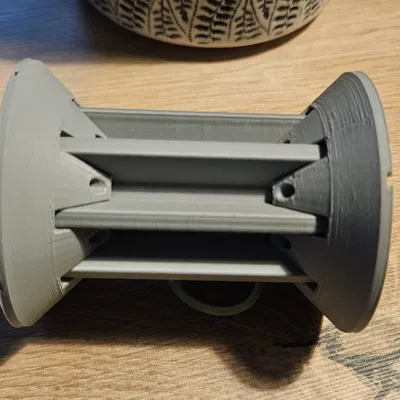 Self centering filament spool core