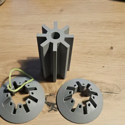 Self centering filament spool core