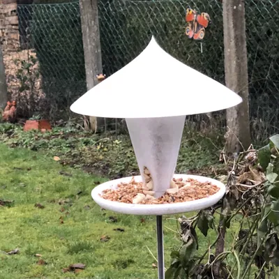Nhà cho chim ăn (Vogelfutter Haus) - Hộp đựng thức ăn chống mưa