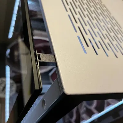 Lian Li 011 Dynamic: Tấm chắn hông cách ~17mm / bộ chuyển đổi