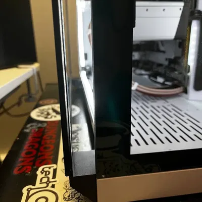 Lian Li 011 Dynamic: Tấm chắn hông cách ~17mm / bộ chuyển đổi