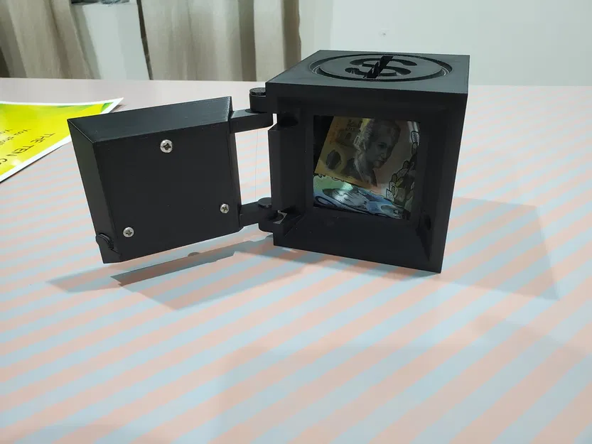 Title Piggy Bank Safe Tóm tắt két sắt Piggy Bank có khóa kết hợp - Image 2