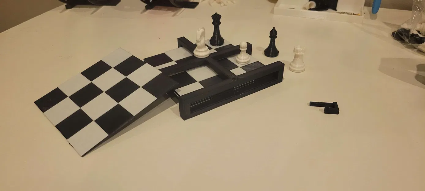 Mini portable chess set with proportional pieces and board (4x4 modules) - Image 1