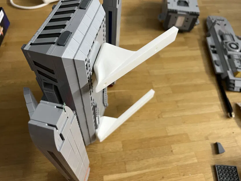 Giá đỡ treo tường cho bộ Star Trek Runabout của Bluebrixx - Image 3