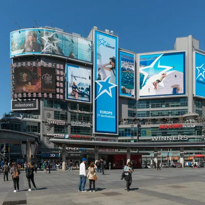 Toronto Yonge-Dundas Square "The Tenor"