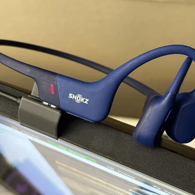 Giá đỡ sạc Shokz OpenRun cho màn hình máy tính