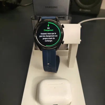 Chân đế sạc Huawei Watch GT có chỗ cất tai nghe không dây và sạc dự phòng