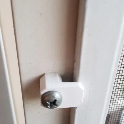 Kẹp Màn Chống Muỗi Cho Cửa Đi