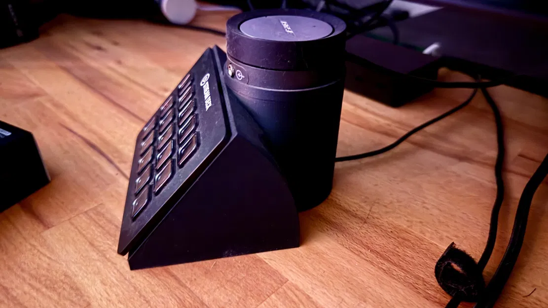 Chân đế bàn Streamdeck kiêm đế gắn Remote loa Bose - Image 2