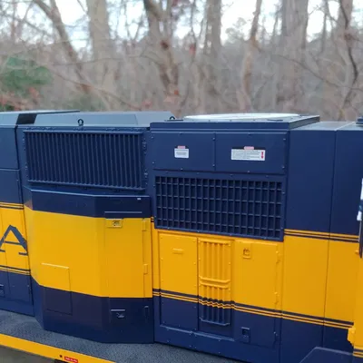 Bộ ốp Tủ Tiêu chuẩn Phát thải 1 cho Đầu máy SD70MAC của USA Trains