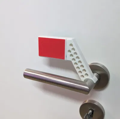 Biển báo tay nắm cửa làm hơi quá