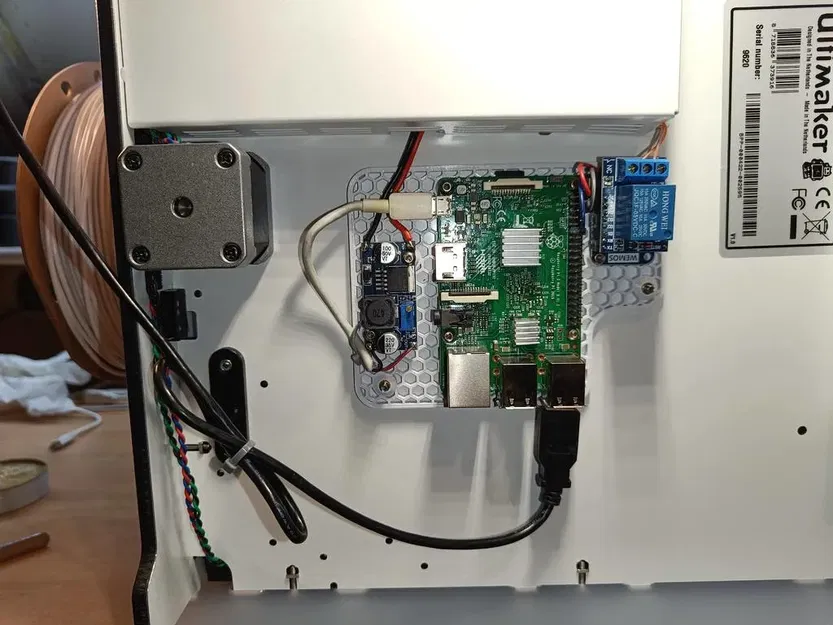 Ultimaker 2+ mount with thread inserts for Rpi with voltage divider and relay - Image 1