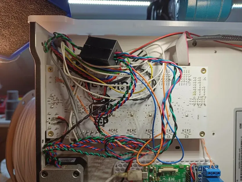 Ultimaker 2+ mount with thread inserts for Rpi with voltage divider and relay - Image 2