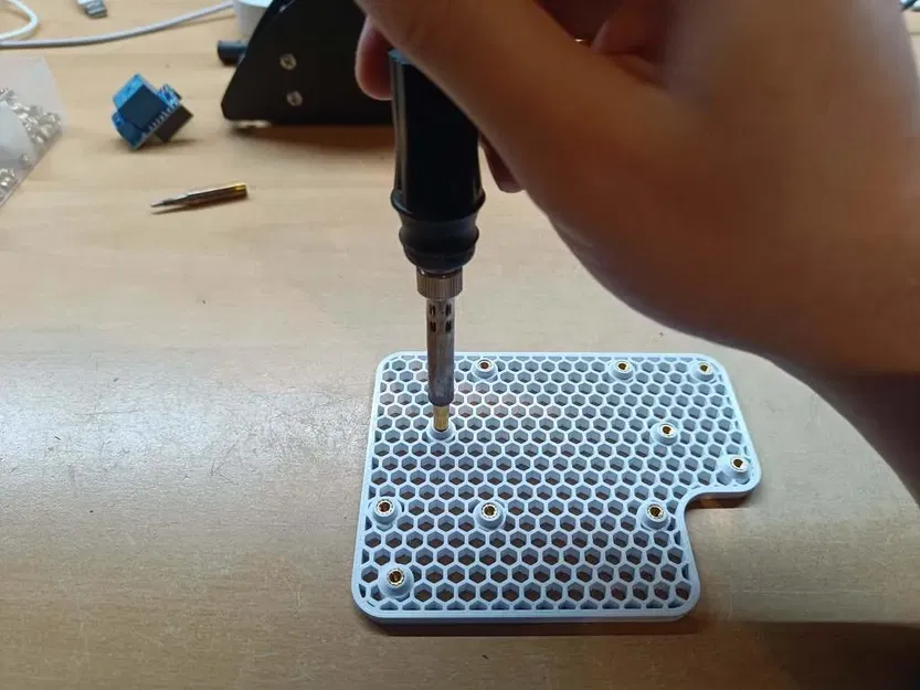 Ultimaker 2+ mount with thread inserts for Rpi with voltage divider and relay - Image 4