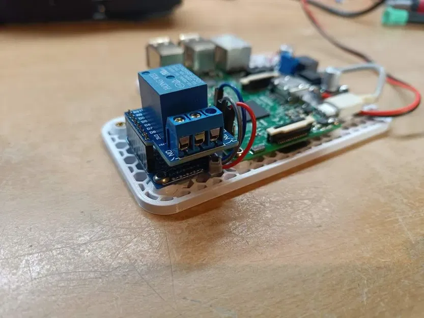 Ultimaker 2+ mount with thread inserts for Rpi with voltage divider and relay - Image 6