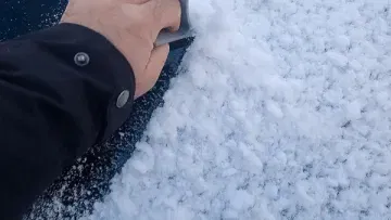 Dụng cụ cạo kính chắn gió có tấm chắn tích hợp - Image 1