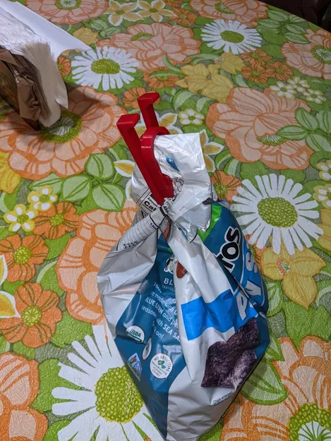 bag clip (with hole punch) - Image 1