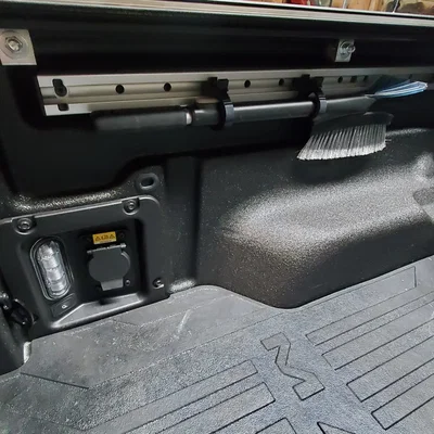 Kẹp Giá Treo Bàn Chải Cào Tuyết Ford Maverick