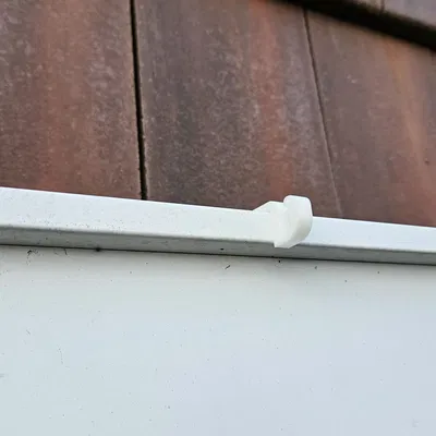 Móc treo đèn Giáng sinh cho máng xối