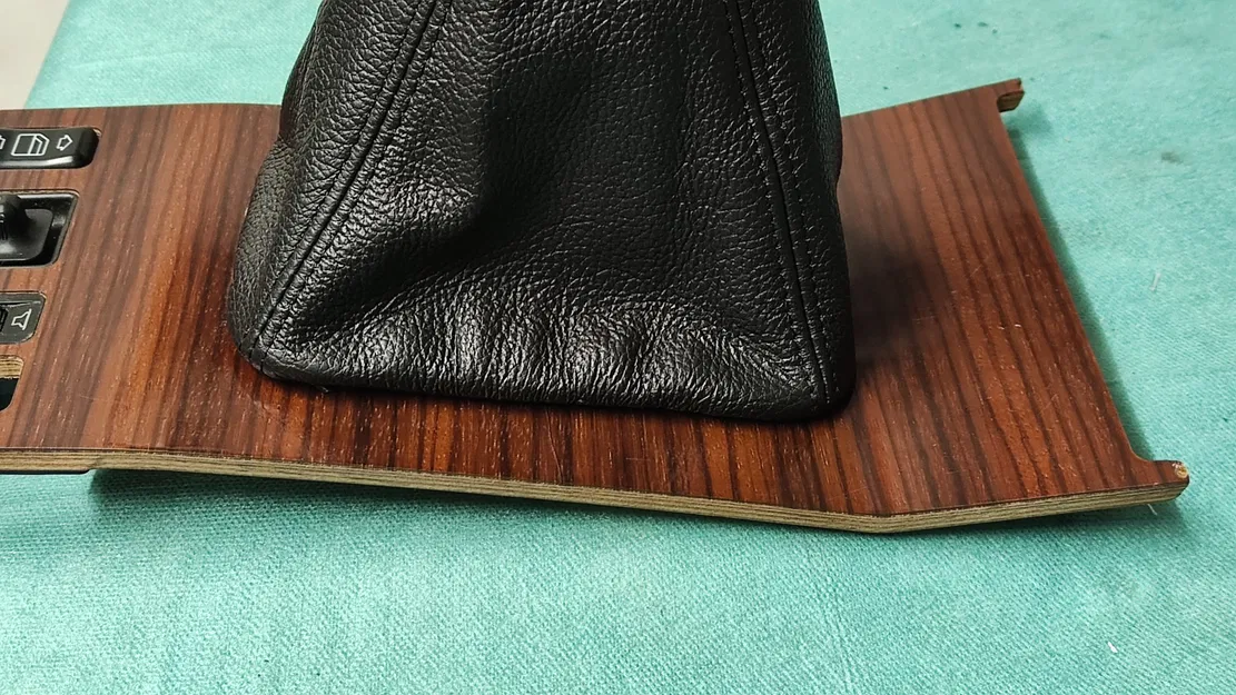 Khung Bọc Cần Số Sàn Mercedes W124 - Image 1