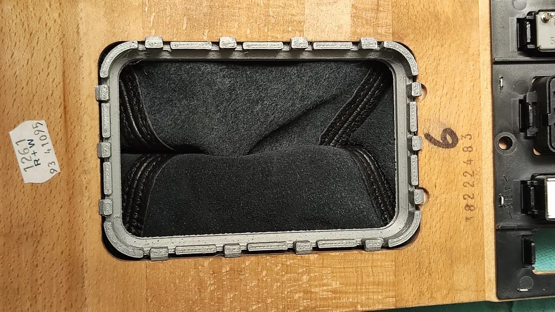 Khung Bọc Cần Số Sàn Mercedes W124 - Image 2