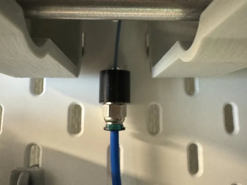 Khuôn Giữ Ống PTFE SKÅDIS IKEA Kiểu Vặn Khóa Remix - Image 1