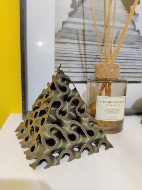 Kim Tự Tháp Bề Mặt Tối Giản Lặp Ba Lần - Image 1