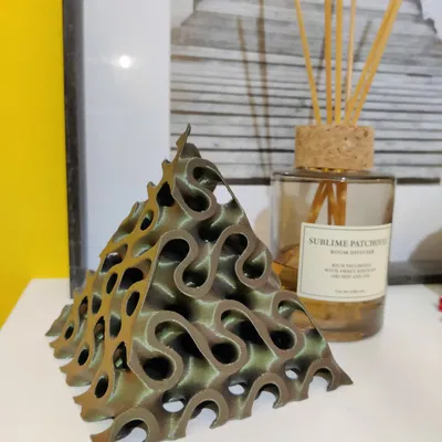 Kim Tự Tháp Bề Mặt Tối Giản Lặp Ba Lần