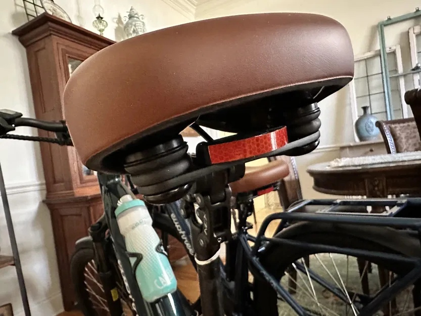 Chỗ giấu AirTag dưới yên xe đạp - Image 1