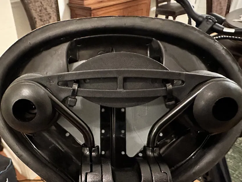 Chỗ giấu AirTag dưới yên xe đạp - Image 5