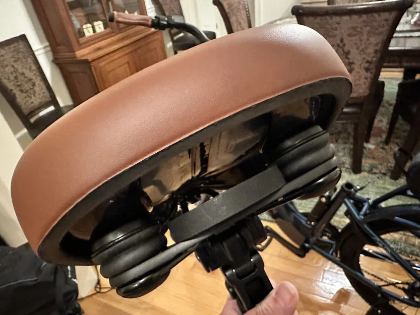 Chỗ giấu AirTag dưới yên xe đạp - Image 9