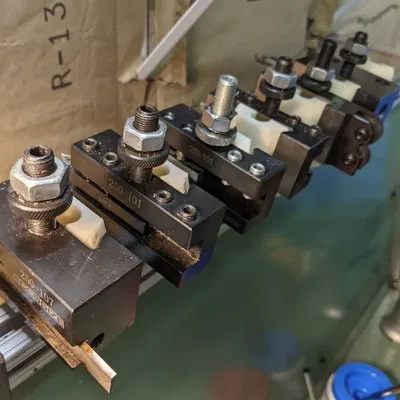 Giá đỡ dụng cụ AXA QCTP cho Ray Nhôm T-Slot 1"