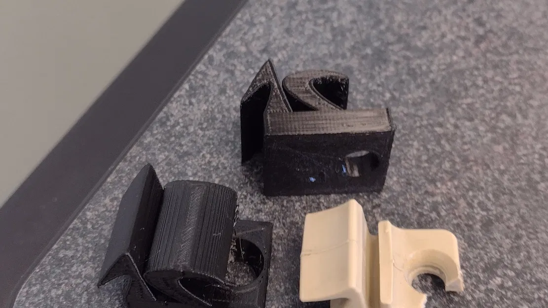 Kẹp Giữ Tấm Che Nắng Xe Maserati - Image 2