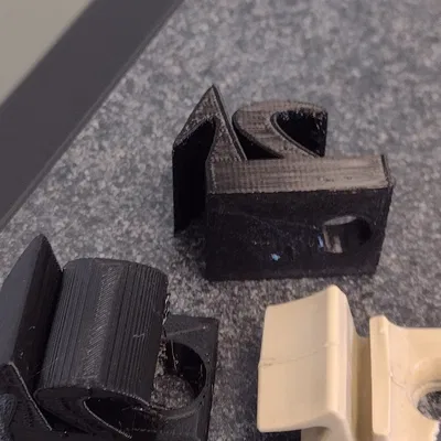 Kẹp Giữ Tấm Che Nắng Xe Maserati