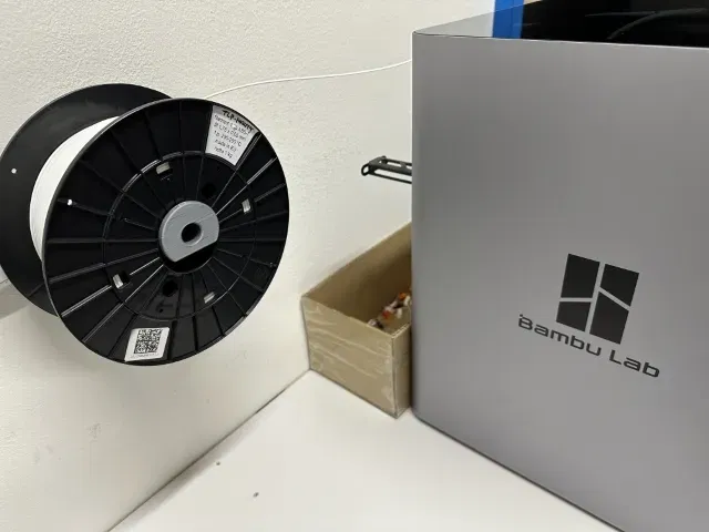 Giá Treo Cuộn Dây Filament Lên Tường - Image 1